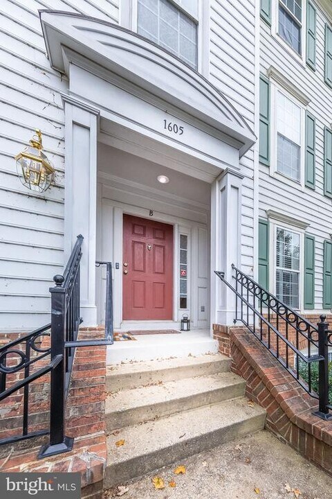 1605 Potomac Greens Dr in Alexandria, VA - Foto de edificio