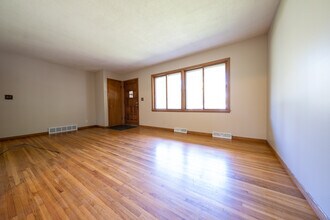 10606 Yosemite Rd in Minneapolis, MN - Building Photo - Building Photo