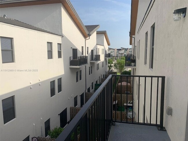 10443 NW 82nd St, Unit 31 in Doral, FL - Building Photo - Building Photo