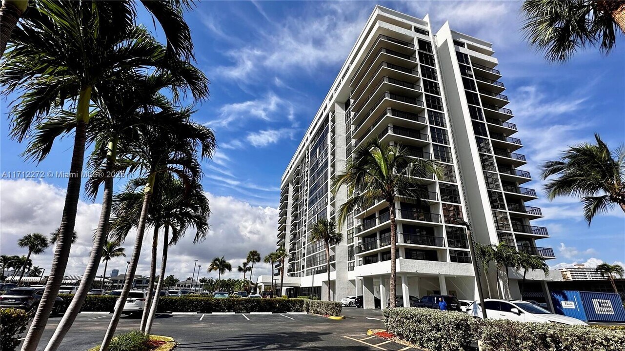 2017 S Ocean Dr in Hallandale Beach, FL - Building Photo
