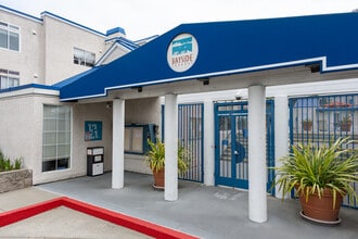 Bayside Commons in Albany, CA - Foto de edificio - Building Photo