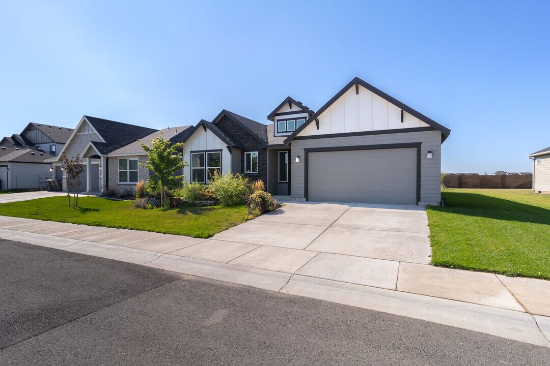 718 I St NE in Quincy, WA - Building Photo