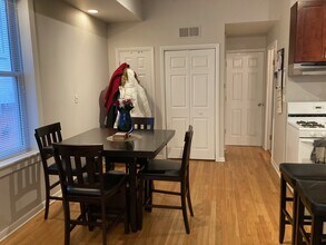 1735 W Crystal St, Unit 2F in Chicago, IL - Foto de edificio - Building Photo