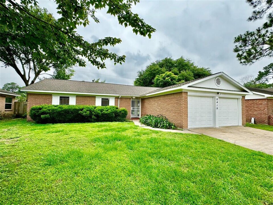 8419 Neff St in Houston, TX - Building Photo