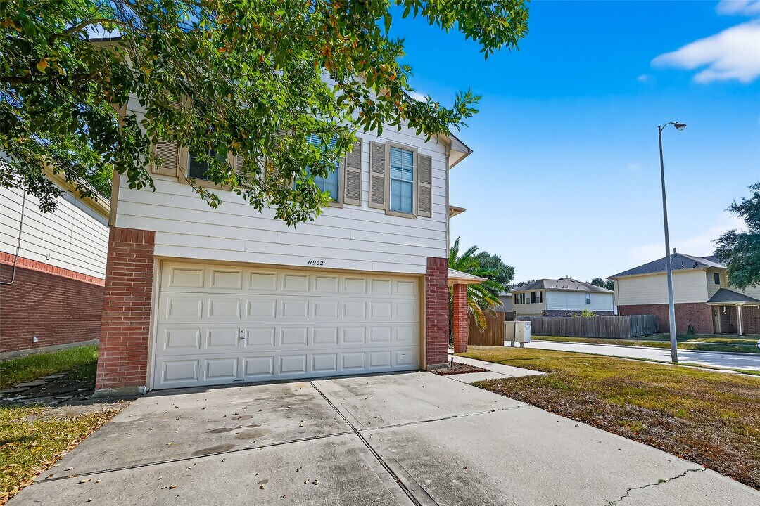 11902 Rolling Stream Dr in Tomball, TX - Foto de edificio