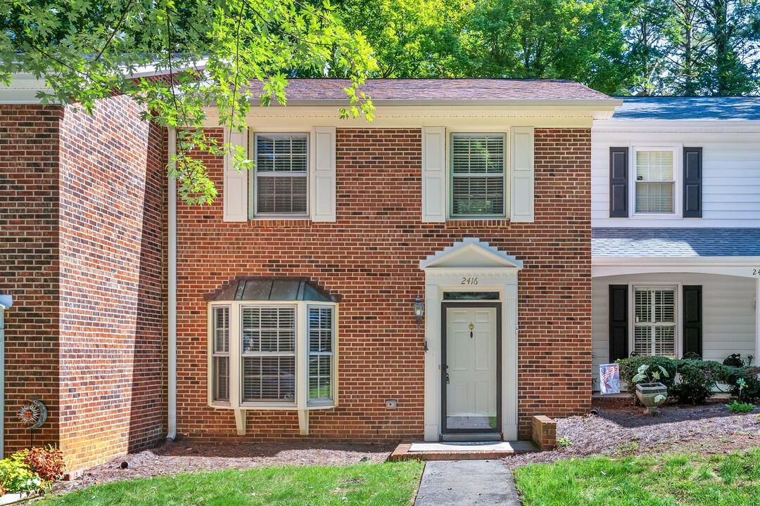 2416 Cottage Pl in Greensboro, NC - Foto de edificio