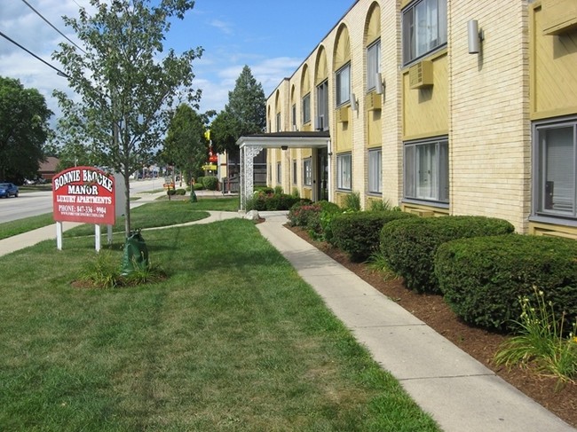 Bonnie Brooke Manor in Waukegan, IL - Building Photo - Building Photo