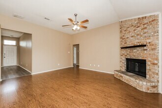1033 Weaver St in Cedar Hill, TX - Foto de edificio - Building Photo
