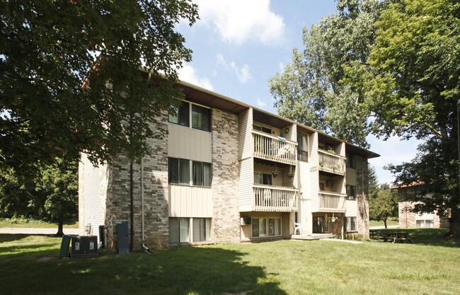 Lansing 74 Apartments in Lansing, MI - Foto de edificio - Building Photo