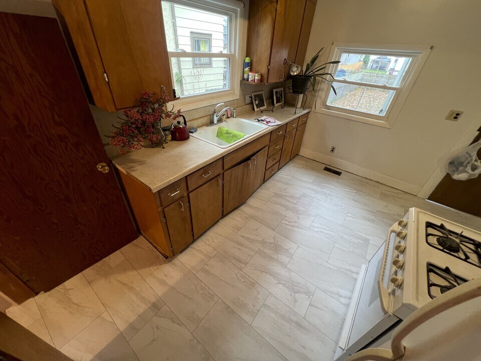 1829 S Rundle Ave in Lansing, MI - Building Photo