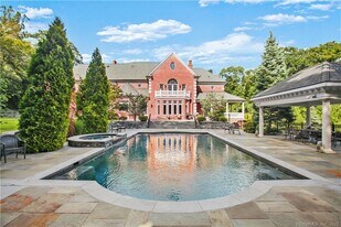 26 Pequot Ln in New Canaan, CT - Building Photo