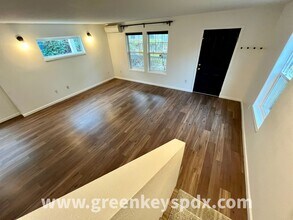 5025 N Newark St in Portland, OR - Building Photo - Building Photo