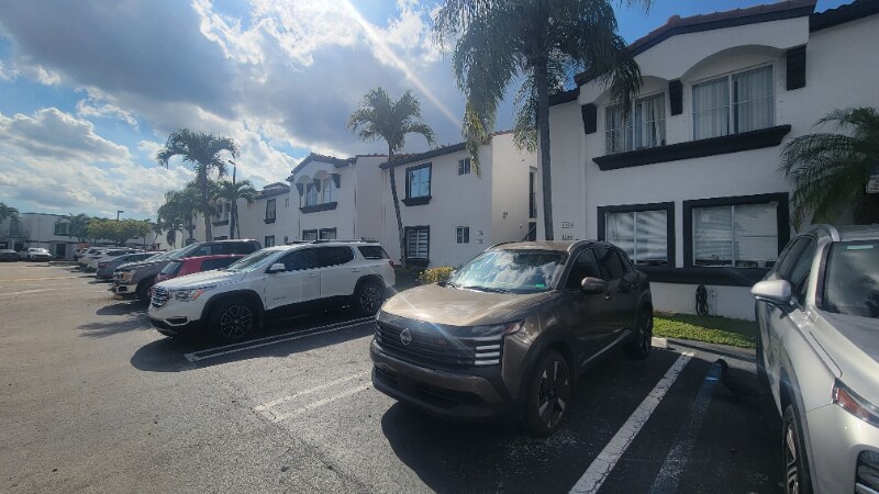 1152 NW 124th Pl in Miami, FL - Foto de edificio