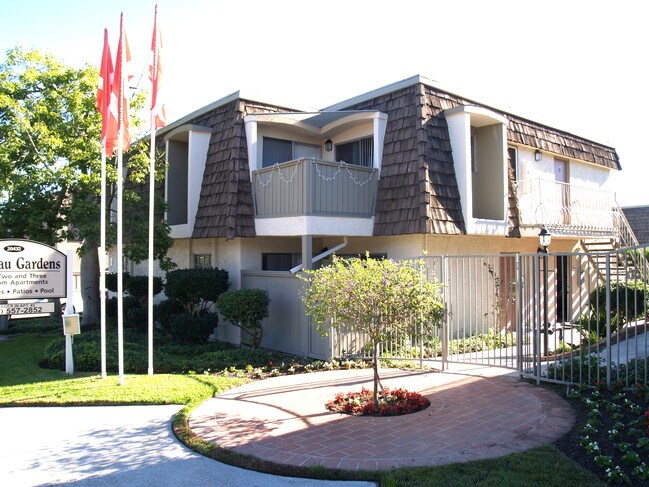 Chateau Gardens in Santa Ana, CA - Foto de edificio - Building Photo