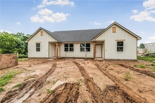 142 E Martin Luther King Dr in Caldwell, TX - Building Photo