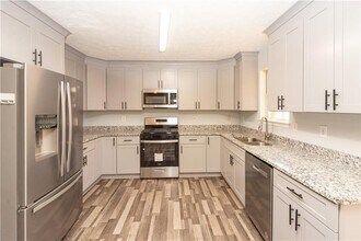 811 Sugar Oak Ln in Lawrenceville, GA - Building Photo - Building Photo