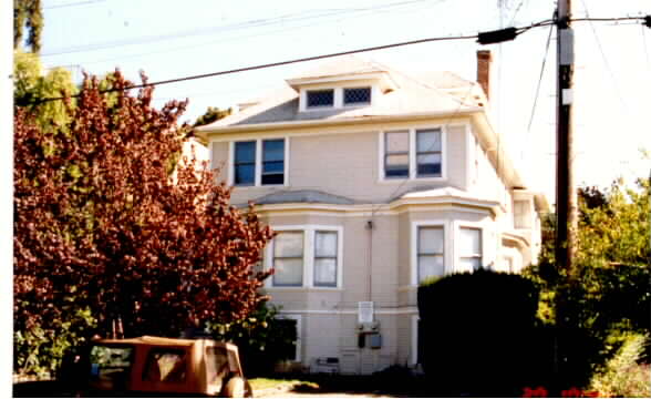 2535 Hillegass Ave in Berkeley, CA - Foto de edificio - Building Photo