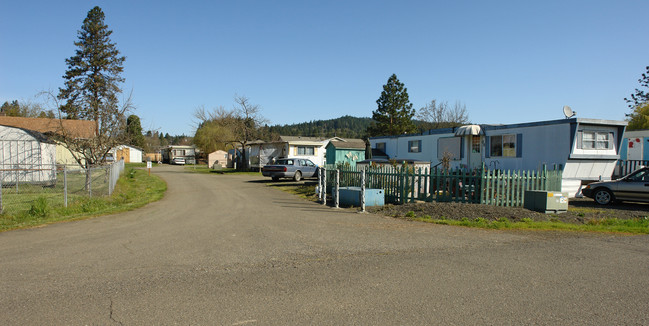 1220 W Central Ave in Sutherlin, OR - Building Photo - Building Photo