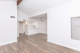 Genesee Park in San Diego, CA - Foto de edificio - Building Photo