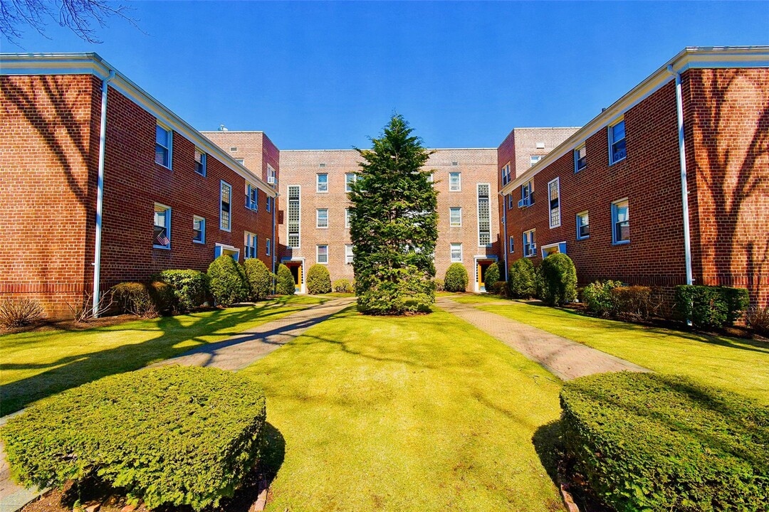 33 E Grand St in Mount Vernon, NY - Building Photo