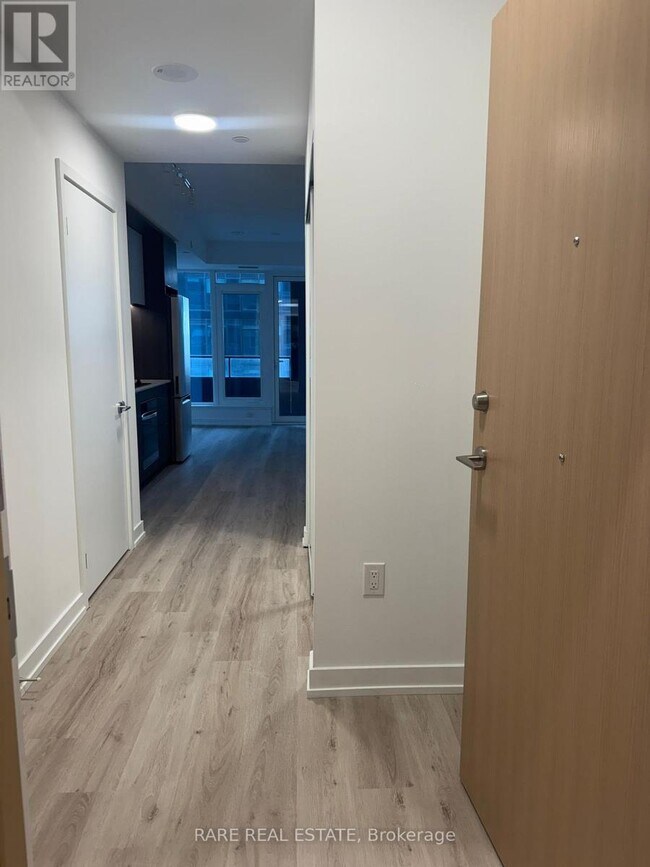 395 Square One Dr in Mississauga, ON - Building Photo - Building Photo