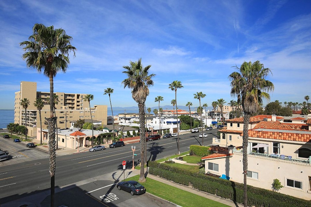 Riviera Vista Apartments in Redondo Beach, CA - Foto de edificio