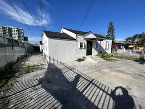 3527 NW 34th St-Unit -3527 in Miami, FL - Building Photo - Building Photo