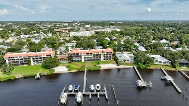 624 SW St Lucie Crescent in Stuart, FL - Building Photo - Building Photo