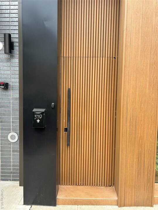 379 Huguenot St in New Rochelle, NY - Building Photo