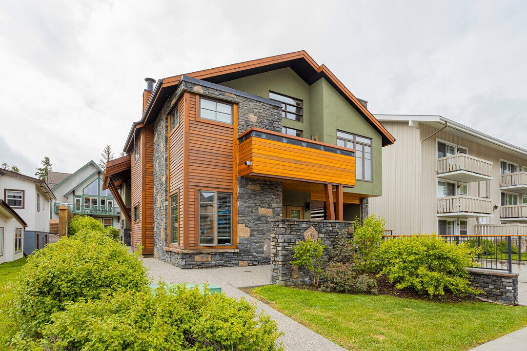 416 Banff Av in Banff, AB - Building Photo