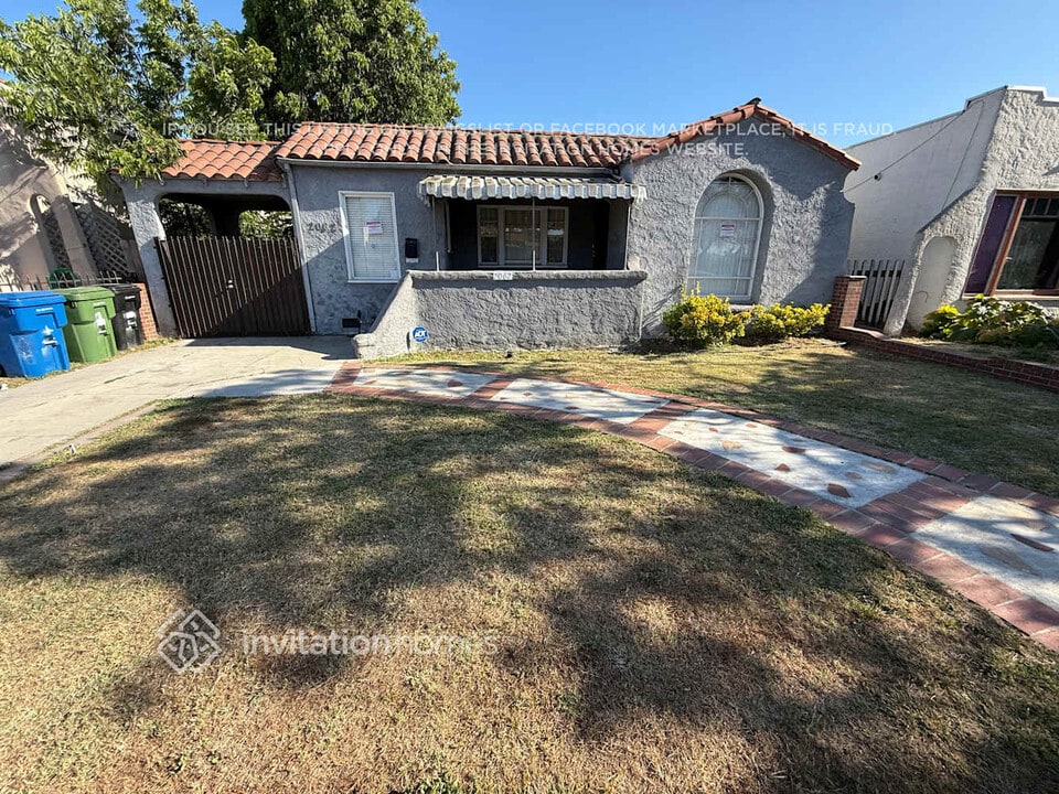 2062 W 65th St in Los Angeles, CA - Building Photo