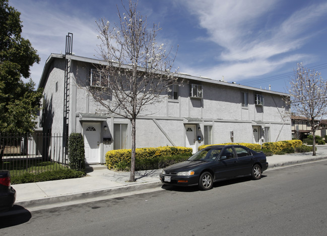 24803-24805 Walnut St in Newhall, CA - Building Photo - Building Photo