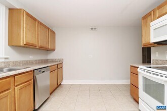 2412 Jefferson Park Ave in Charlottesville, VA - Building Photo - Building Photo