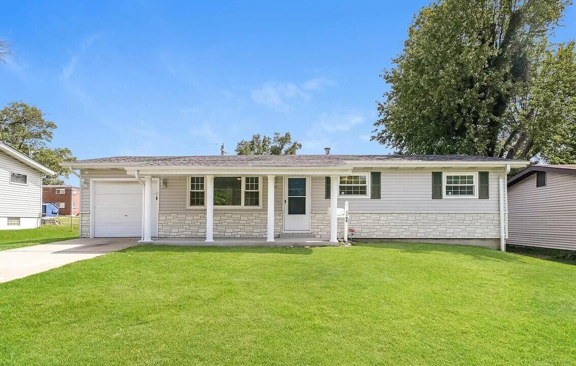 1200 Acredale Dr in Florissant, MO - Building Photo