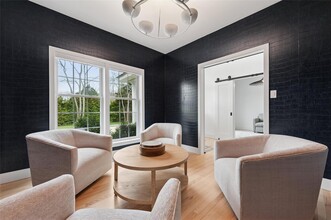 4056 Noyack Rd in Sag Harbor, NY - Foto de edificio - Building Photo