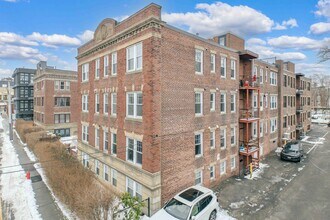 10-12 Greenway Ct in Brookline, MA - Building Photo - Primary Photo
