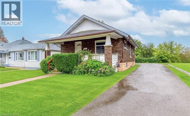 5188 Maple St in Niagara Falls, ON - Foto de edificio - Building Photo