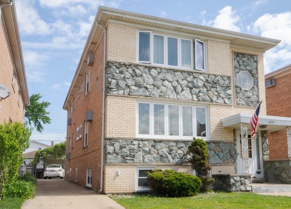 6220 W Lawrence Ave, Unit 6220 w Lawrence in Chicago, IL - Building Photo