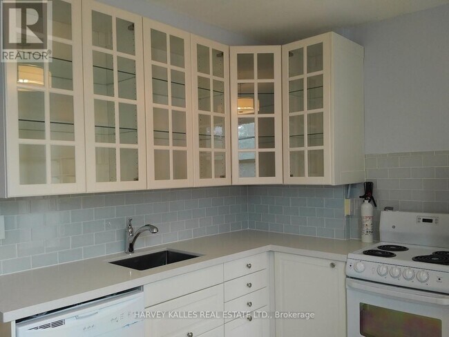 885 Davenport Rd in Toronto, ON - Building Photo - Building Photo