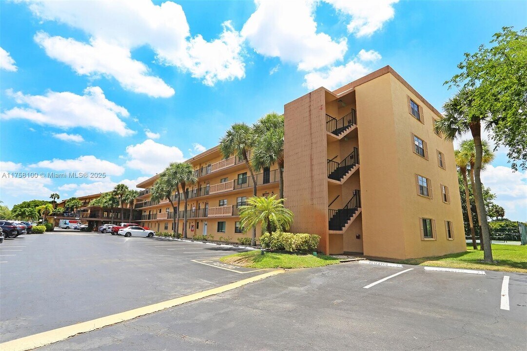 9370 SW 8th St in Boca Raton, FL - Building Photo