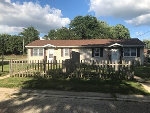 4207 &amp; 4205 8th st in Rockford, IL - Foto de edificio - Building Photo