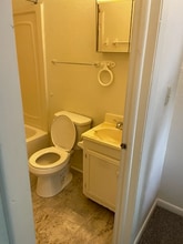 214 Cross Lanes Dr in Nitro, WV - Foto de edificio - Building Photo