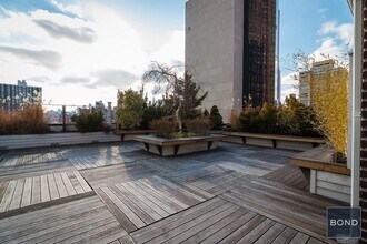 301 E 38th St in New York, NY - Building Photo - Building Photo