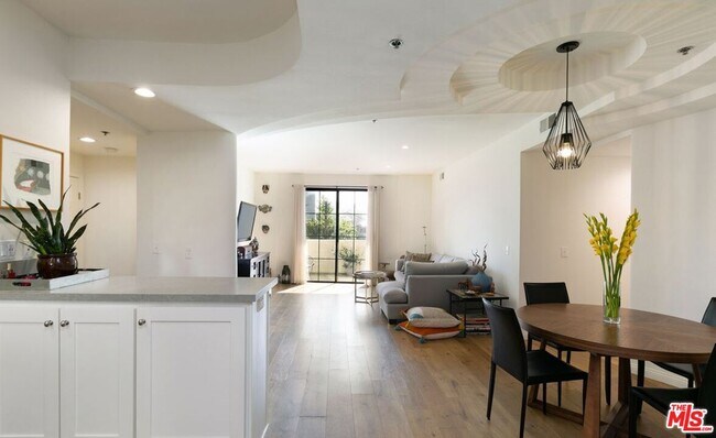 12603 Moorpark St in Los Angeles, CA - Building Photo - Building Photo