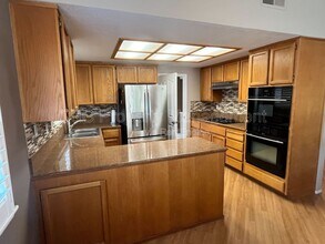 1050 Colonial Ct in Tracy, CA - Building Photo - Building Photo