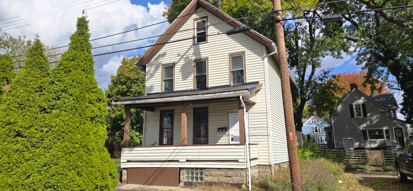 1258 Minerva Ct NW in Canton, OH - Building Photo