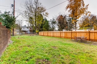 3840 SE 102nd Ave, Unit Unit B in Portland, OR - Building Photo - Building Photo