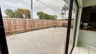 10900 NW 7th St in Miami, FL - Foto de edificio - Building Photo