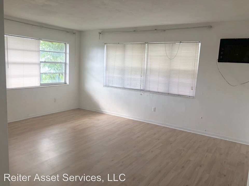 1931 NE 168th St in North Miami Beach, FL - Building Photo