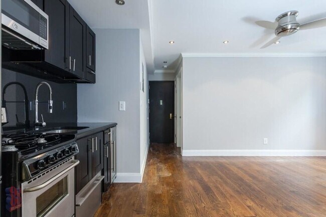 Amazing 4 Bedroom 2 Bath Apartment In East in New York, NY - Foto de edificio - Building Photo
